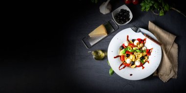 Mozzarella soslu rustik tortellini makarna salatası.