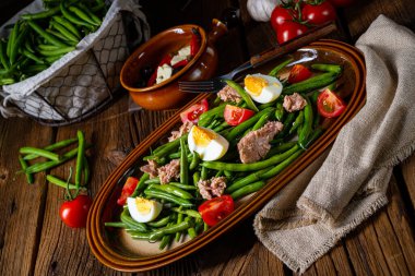 Yumurtalı yeşil fasulye salatası ve ton balığı.