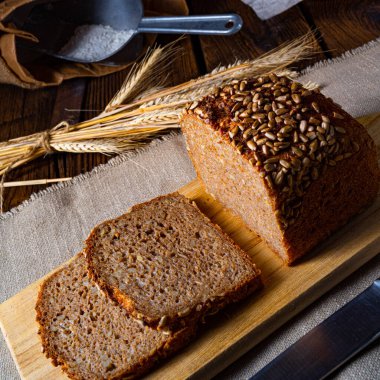 Nemli toptan ekmek, ezilmiş ya da bütün tahıl