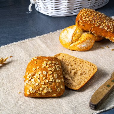 Lezzetli ve gevrek kahvaltı börekleri.