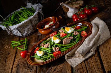 Yumurtalı yeşil fasulye salatası ve ton balığı.