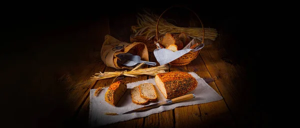 ケシの種とゴマの混合物と亜麻仁パン — ストック写真