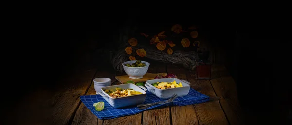 Gratiniertes Züricher Ragout Mit Rosenkohl Kartoffeln Und Bärlauchsauce — Stockfoto