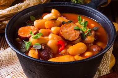 Sosisli ve patatesli fasulye güveci.