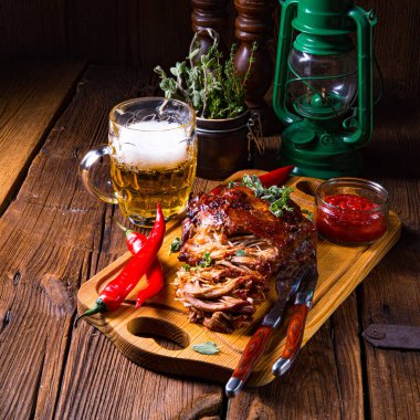 Bira soslu domuz etini fırından çıkardı.