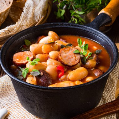 Sosisli ve patatesli fasulye güveci.