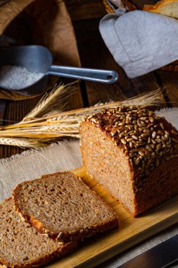Nemli toptan ekmek, ezilmiş ya da bütün tahıl