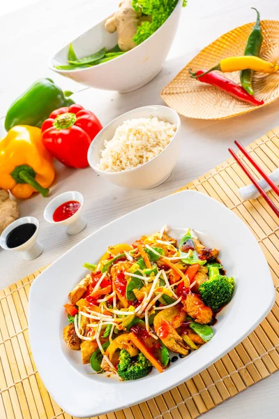 Süß Saures Huhn Mit Reis Und Gemüse — Stockfoto