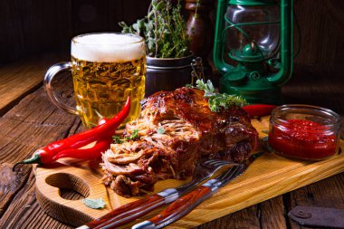 Bira soslu domuz etini fırından çıkardı.