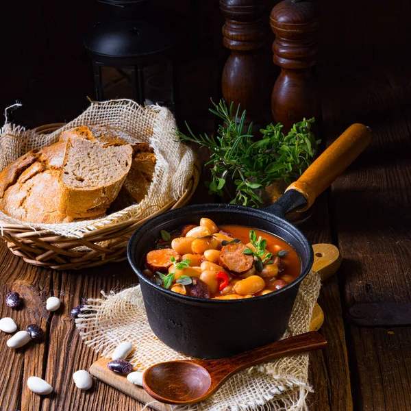 Sosisli ve patatesli fasulye güveci.