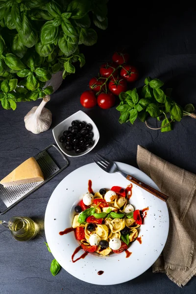 Mozzarella soslu rustik tortellini makarna salatası.