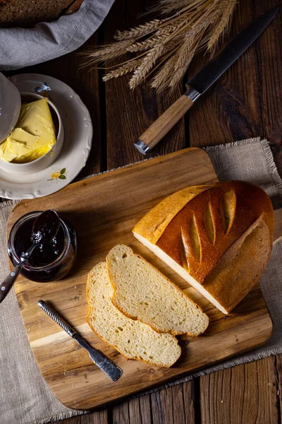 Tereyağlı beyaz ekmek ve lezzetli reçel