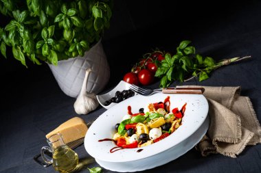 Mozzarella soslu rustik tortellini makarna salatası.