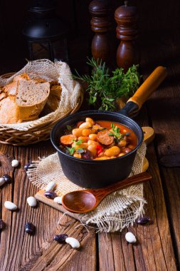 Sosisli ve patatesli fasulye güveci.