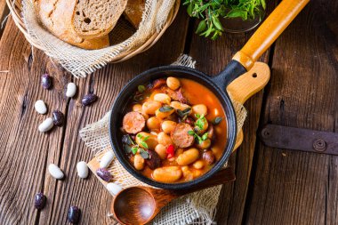 Sosisli ve patatesli fasulye güveci.