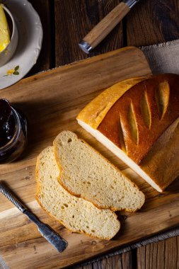 Tereyağlı beyaz ekmek ve lezzetli reçel