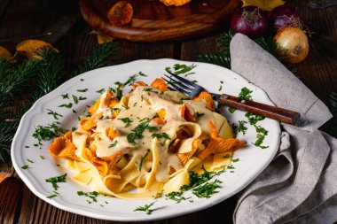Tagliatelle ve mantar soslu taze chanterelles.