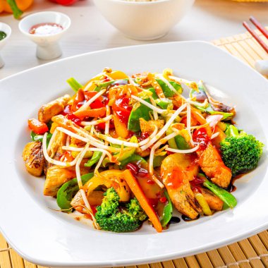 Pirinç ve sebzeli tatlı ve ekşi tavuk