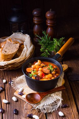 Sosisli ve patatesli fasulye güveci.