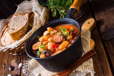 Sosisli ve patatesli fasulye güveci.