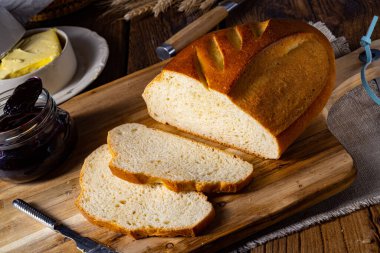 Tereyağlı beyaz ekmek ve lezzetli reçel