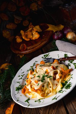 Tagliatelle ve mantar soslu taze chanterelles.