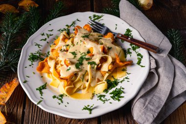 Tagliatelle ve mantar soslu taze chanterelles.