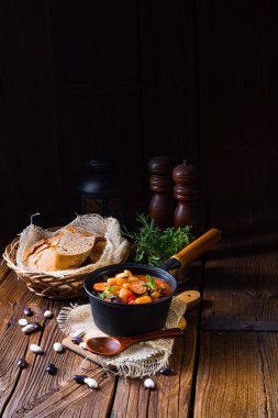 Sosisli ve patatesli fasulye güveci.