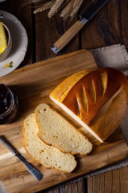 Tereyağlı beyaz ekmek ve lezzetli reçel