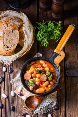 Sosisli ve patatesli fasulye güveci.