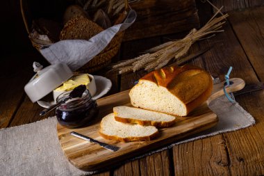 Tereyağlı beyaz ekmek ve lezzetli reçel