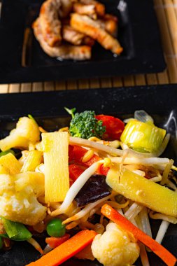 Tavadan kızarmış sebze ve bol yağda kızartılmış et.