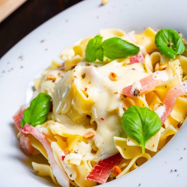 Gorgonzola soslu ve jambonlu Tagliatelle..