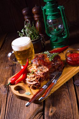 Bira soslu domuz etini fırından çıkardı.