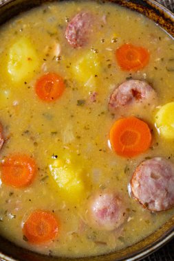 Sosisli ve etli klasik bezelye çorbası.