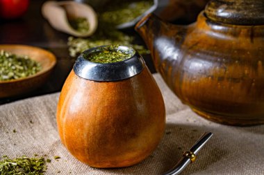 Calabash ve bombilla ile yerba eşini hazırlayın.
