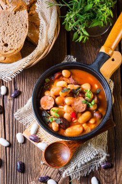 Sosisli ve patatesli fasulye güveci.