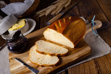 Tereyağlı beyaz ekmek ve lezzetli reçel