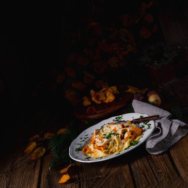 Tagliatelle ve mantar soslu taze chanterelles.