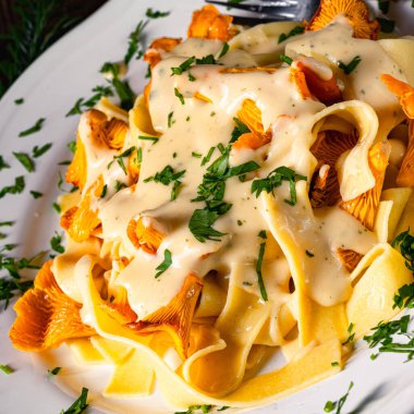 Tagliatelle ve mantar soslu taze chanterelles.