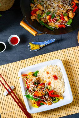 Sebzeli kızarmış ve ekşi tavuk.