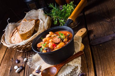 Sosisli ve patatesli fasulye güveci.