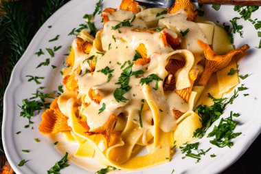 Tagliatelle ve mantar soslu taze chanterelles.