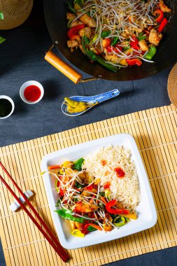 Sebzeli kızarmış ve ekşi tavuk.