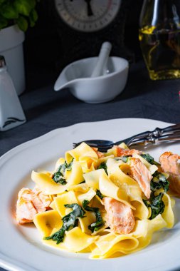 Somonlu Tagliatelle ve krema soslu ıspanak.