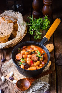 Sosisli ve patatesli fasulye güveci.