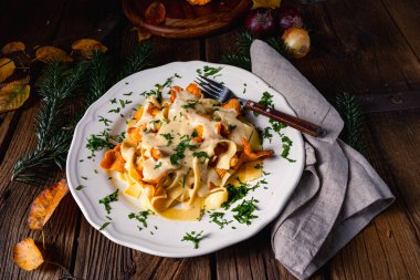 Tagliatelle ve mantar soslu taze chanterelles.