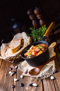 Sosisli ve patatesli fasulye güveci.