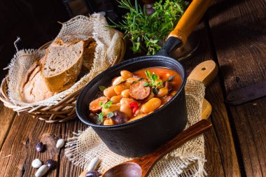 Sosisli ve patatesli fasulye güveci.