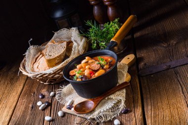 Sosisli ve patatesli fasulye güveci.